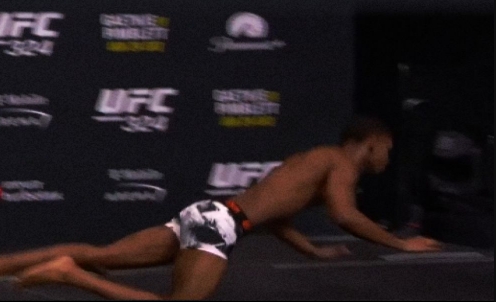▲ UFC 밴텀급 파이터 카메론 모더먼이 계체를 통과한 뒤 쓰러졌다.