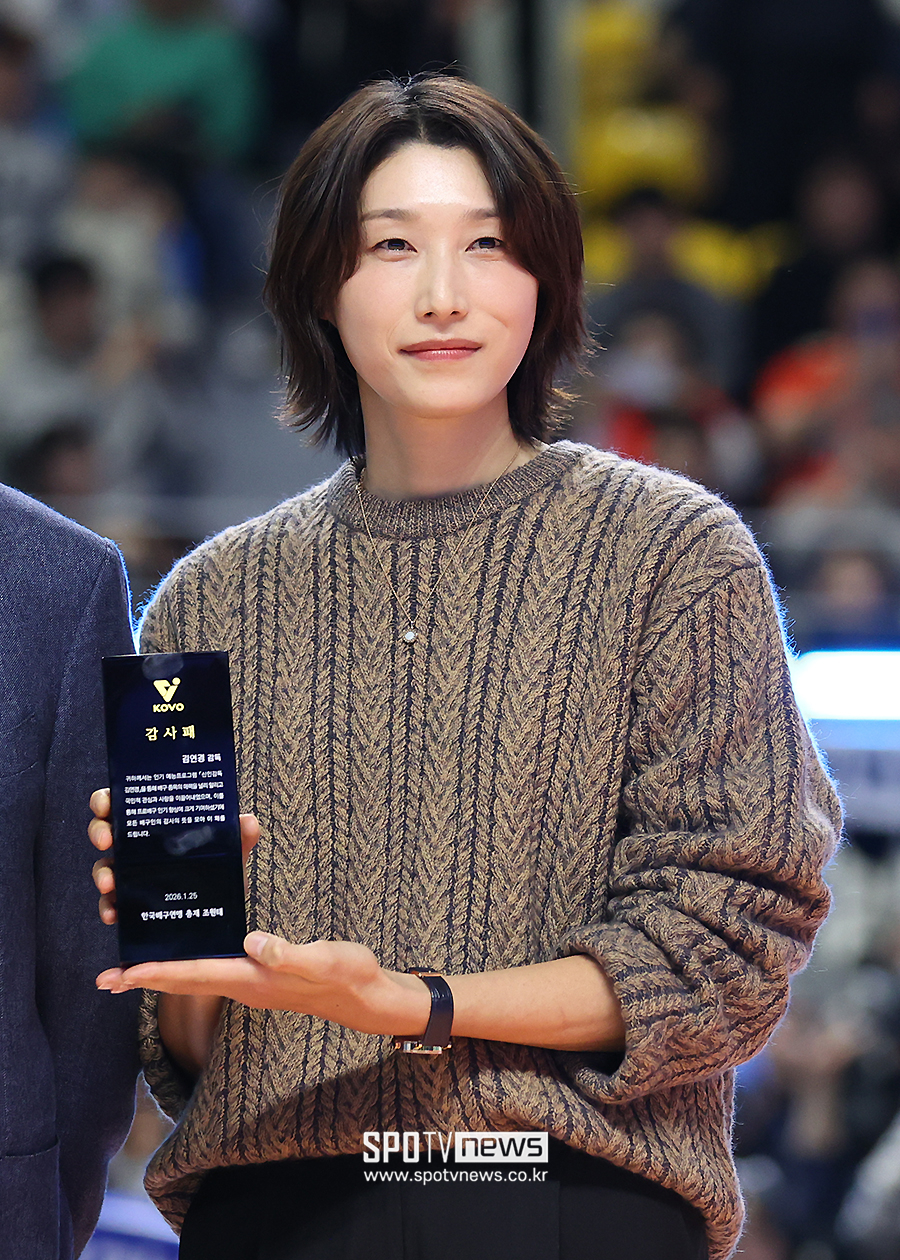 [포토S] '신인감독' 김연경, '감사패 받으며'