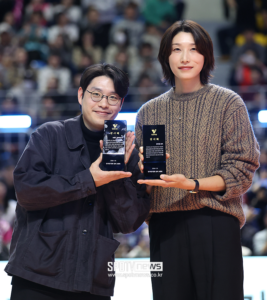 [포토S] '신인감독 김연경, KOVO에서 감사패 받아'