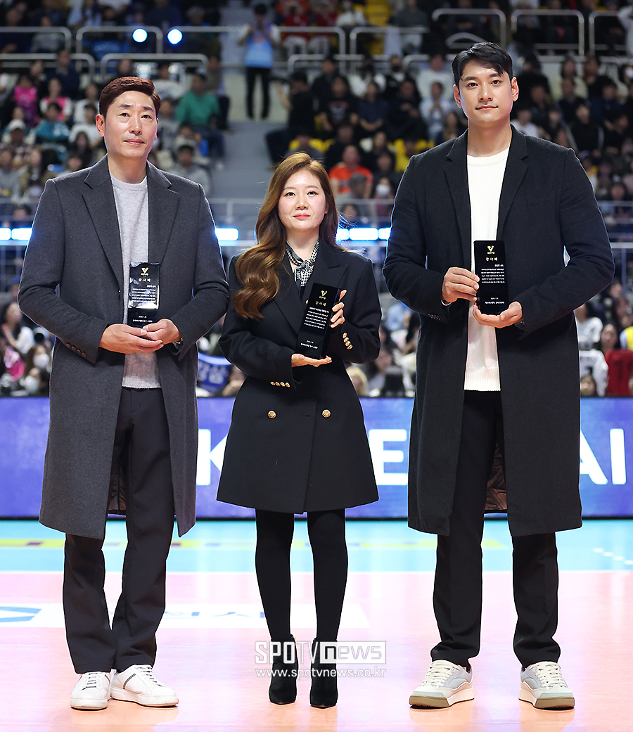 [포토S] 신진식 감독-이유정 PD-김요한 감독, '감사패 들고'