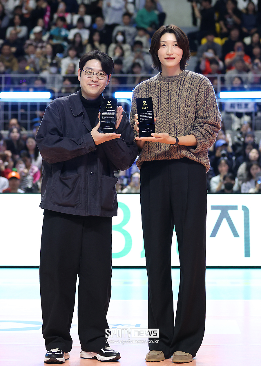 [포토S] 김연경 감독-권락희 PD, '감사패 받았어요'