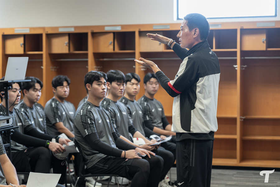 ▲ 염경엽 감독의 말을 경청하는 LG 선수들. ⓒ LG 트윈스