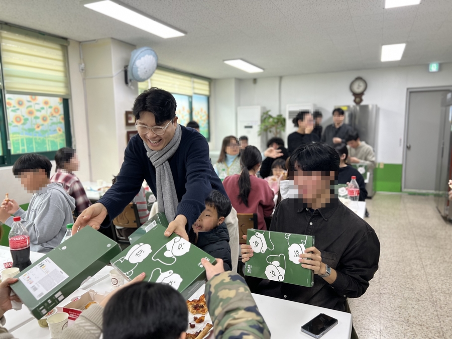 박수홍, 25년 지원한 보육원 다시 찾았다…"3000만원 기부금-물품 전달"