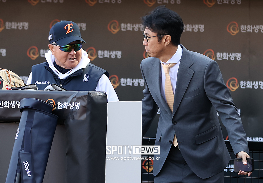 ▲ KIA로부터 받을 보상선수 명단을 결정해야 하는 김경문 감독(왼쪽)과 손혁 단장 ⓒ곽혜미 기자