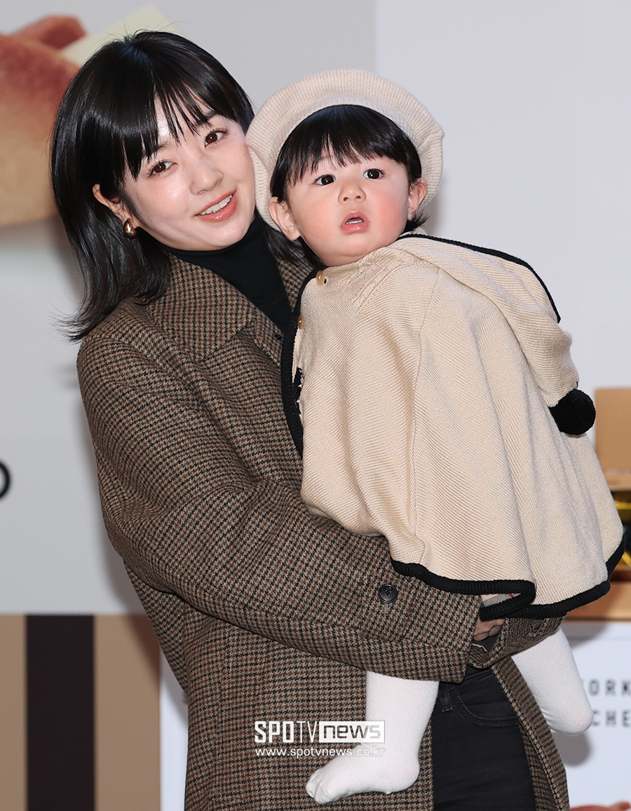 [포토S] 히라이 사야-심하루, '똑닮은 엄마와 아들'