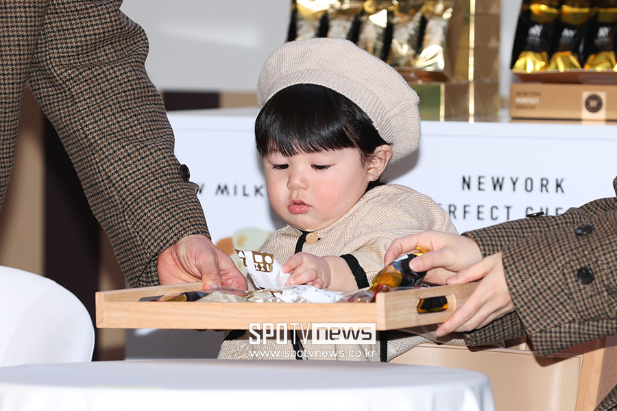 [포토S] '심형탁 아들' 심하루, '돌잡이 말고 과자잡이~'