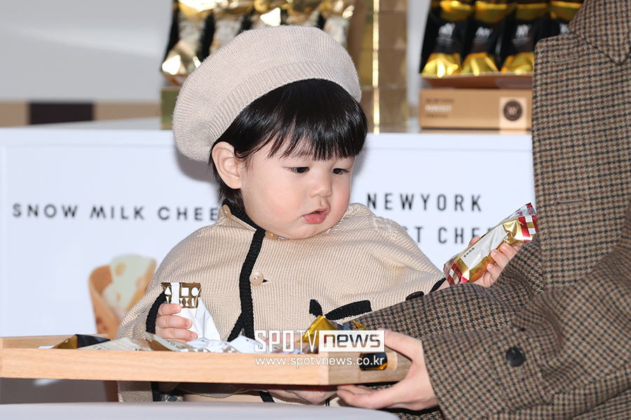 [포토S] '심형탁 아들' 심하루, '뭐가 더 맛있을까?'