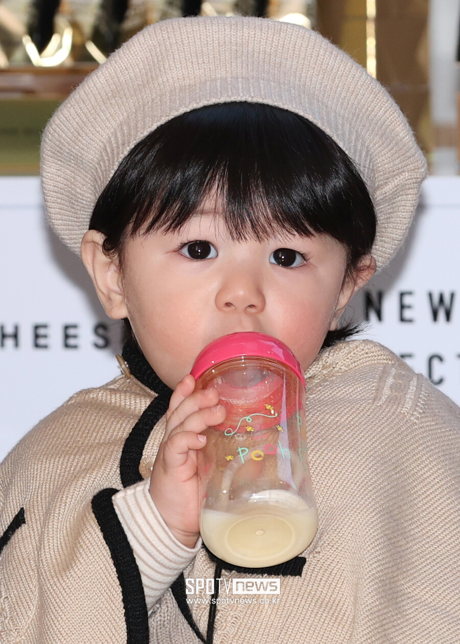 [포토S] '심형탁 아들' 심하루, '앙증맞은 손으로 분유 먹어요'