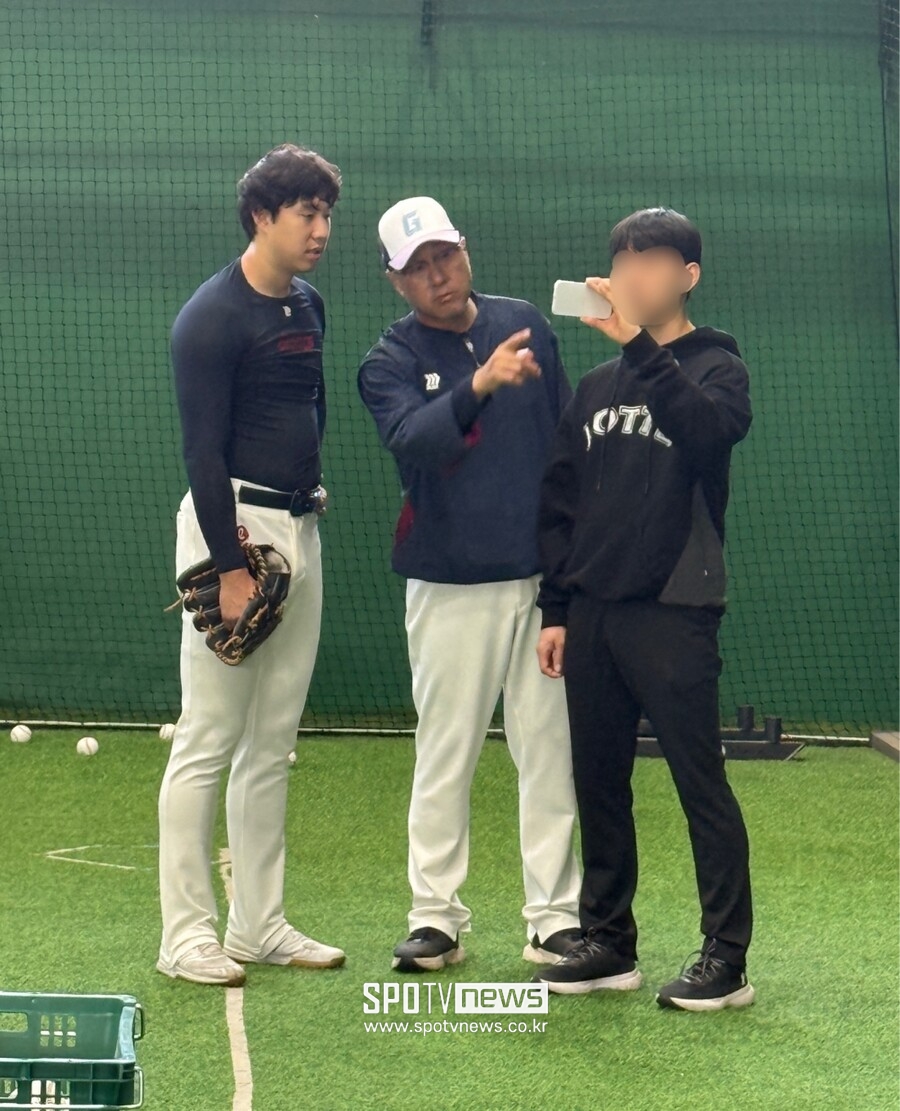▲ 영상을 보며 최충연에게 피드백을 해주고 있는 김상진 투수 코치