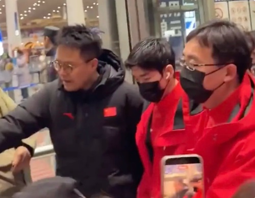 경악! 린샤오쥔 출국길 '전쟁터' 됐다…"공항 점령한 팬들"→경호진 '강제 돌파' 초유의 사태 "中 쇼트트랙 아이콘 증명"