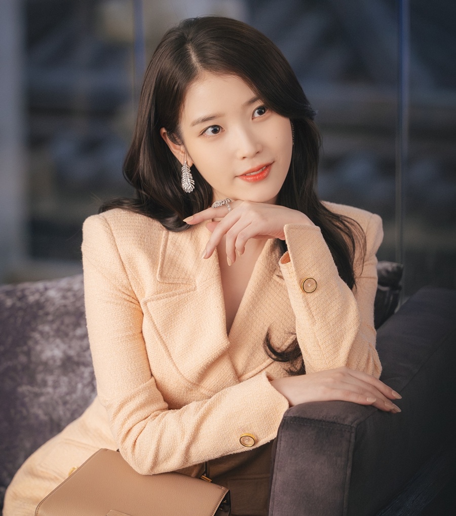 아이유, '대군부인' 비주얼 미리보기…재계 접수한 오너 카리스마
