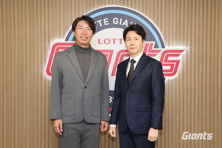 ▲ 타카츠 신고 스페셜 어드바이저와 박준혁 단장 ⓒ롯데 자이언츠