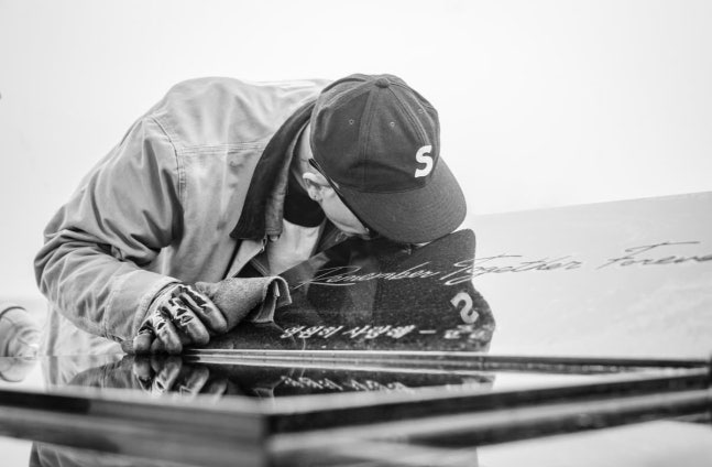 구준엽, 故서희원 추모상에 비밀 담았다…"영원히 사랑해" 눈물의 키스 포착[이슈S]