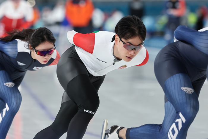 ▲ 낯선 국적의 옷을 입었음에도 김민석이 질주한 곳은 여전히 옛 동료들인 한국 국가대표팀의 대열 속이었다. 논란의 귀화로 중심에 선 채 맞이하는 자신의 세 번째 올림픽에 대해 극도로 말을 아끼는 모양새다. ⓒ연합뉴스