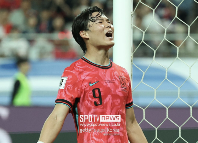 ▲ 오현규는 2024년 셀틱을 떠나 헹크 유니폼을 입었다. 곧바로 주전 자리를 꿰차며 팀 내 최전방을 담당했다. 오현규는 등을 지는 플레이보다는 자신의 주력을 사용한 상대 뒷공간을 파고 들거나, 문전에서 좋은 위치 선정으로 팀에 득점을 가져다 줬다. 첫 시즌임에도 41경기 12골 3도움을 기록했다. 이스탄불 공항은 벌써부터 한국에서 온 새로운 영웅을 맞이할 준비로 들썩이고 있다. 오현규는 이제 스코틀랜드와 벨기에를 거쳐 세 번째 유럽 무대 도전에 나선다. 