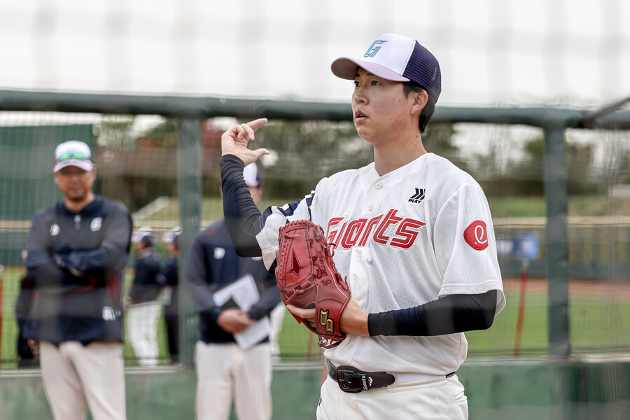 한신 우승 이끈 투수조련사, 日 155km 파이어볼러도 살려낼까? "볼은 강해, 6승 시절로 돌려놓겠다"