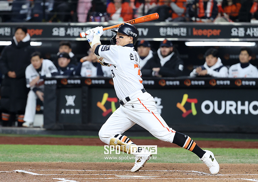 ▲ 1년 1억원의 계약을 통해 한화 이글스에 잔류한 손아섭. 손아섭은 계약 후 "다시 저를 선택해주셔서 구단에 감사드린다"며 "캠프에 조금 늦게 합류하지만 몸은 잘 만들어 뒀다. 2026시즌에도 한화이글스가 다시 높이 날아오를 수 있도록 제 자리에서 최선을 다하겠다"고 말했다. ⓒ곽혜미 기자