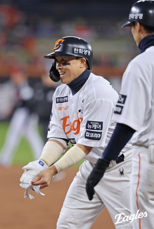 ▲ 올겨울 마지막까지 FA 시장에 남아있던 손아섭이 원소속팀 한화 이글스와 잔류 계약을 맺는 데 성공했다. 5일 한화와 계약 기간 1년, 연봉 1억원에 합의를 마쳤다. 앞서 두 차례 FA를 통해 각각 98억원, 64억원의 대형 계약을 맺었던 손아섭이지만 이번엔 염가로 팀에 남게 됐다. ⓒ한화 이글스