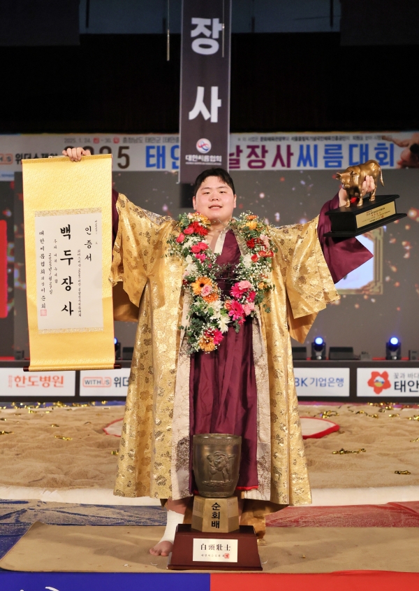 괴물 김민재, 설날 백두장사 꽃가마 태안에서도…'아무도 건들지 마'