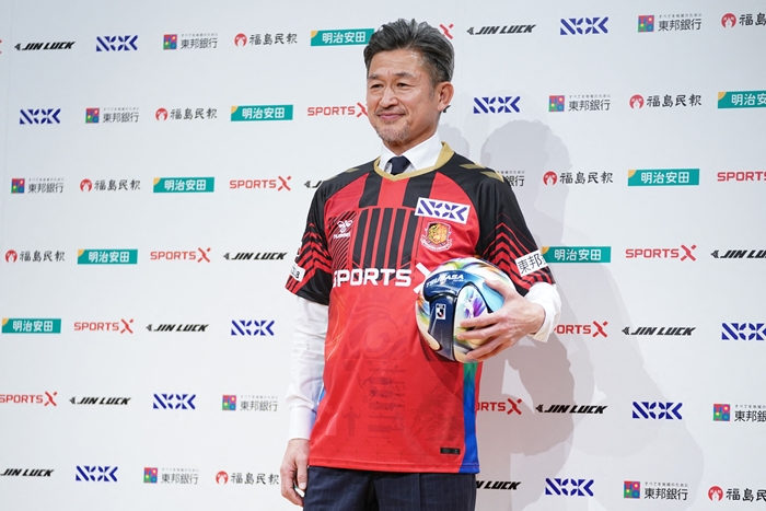 ▲ 일본 축구 선수 미우라 가즈요시(59세)가 2026년 1월 9일 도쿄에서 열린 J리그 3부 리그 후쿠시마 유나이티드 FC 입단 발표 기자회견에서 후쿠시마 유나이티드 FC 유니폼을 보여주고 있다. ⓒ연합뉴스/AFP