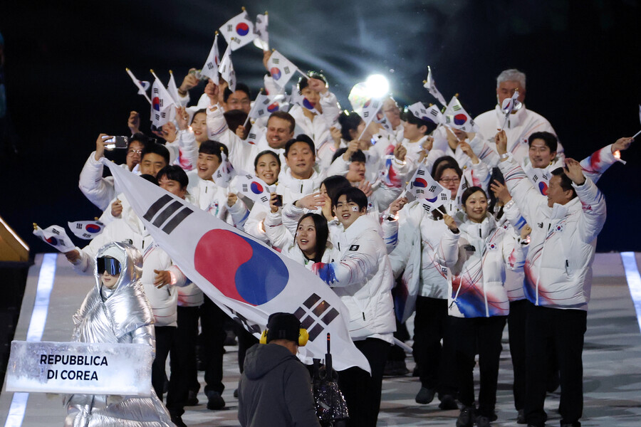 올림픽 역사상 첫 공동 개회식…선수 없는 이색 풍경, 각자 결전지에서 ‘태극기 펄럭’