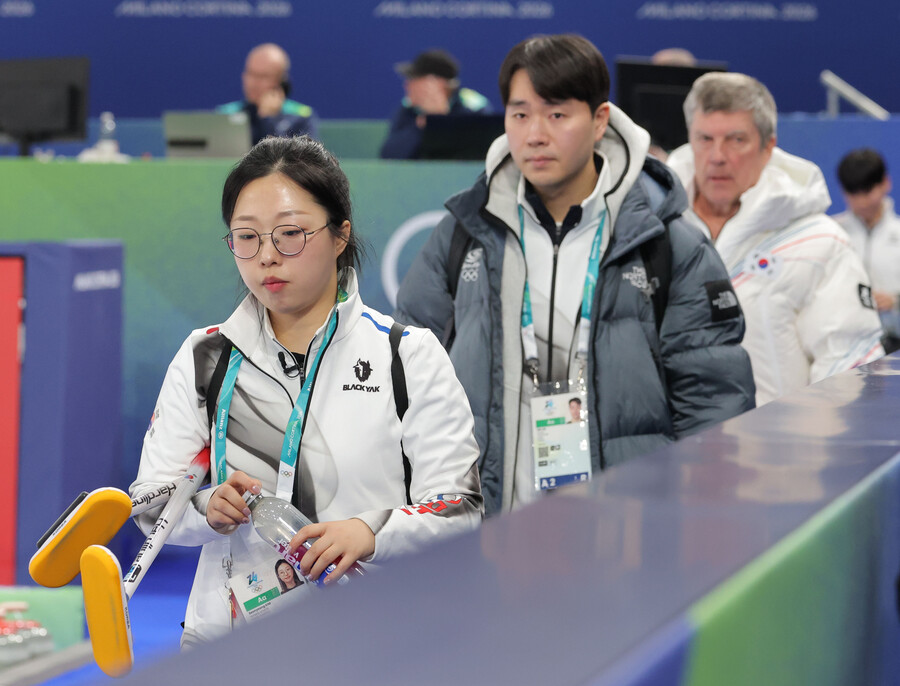 韓 올림픽 조기 탈락 위기…개막 4연패 충격, 컬링 믹스더블 김선영-정영석 ‘영국에 2-8 완패’ 혹독한 세계의 벽