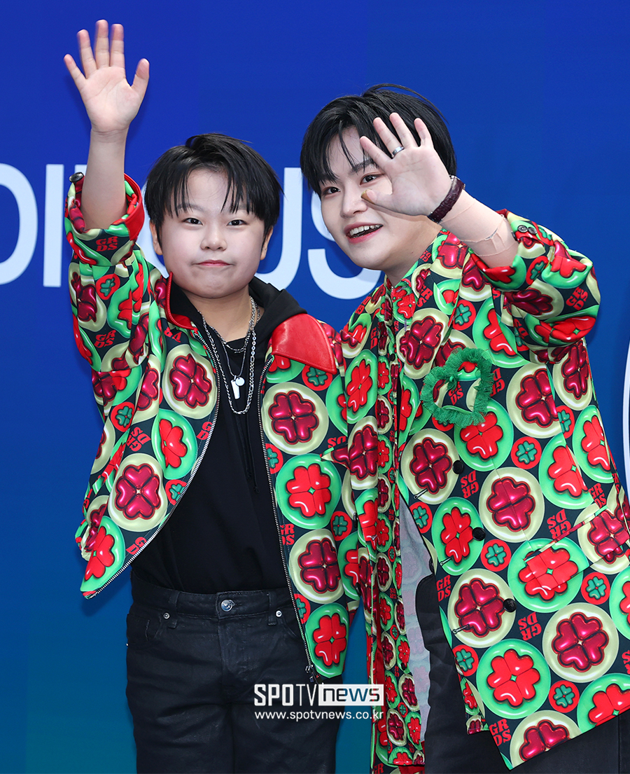 [포토S] 황민우-황민호, '팬들에게 인사하며'