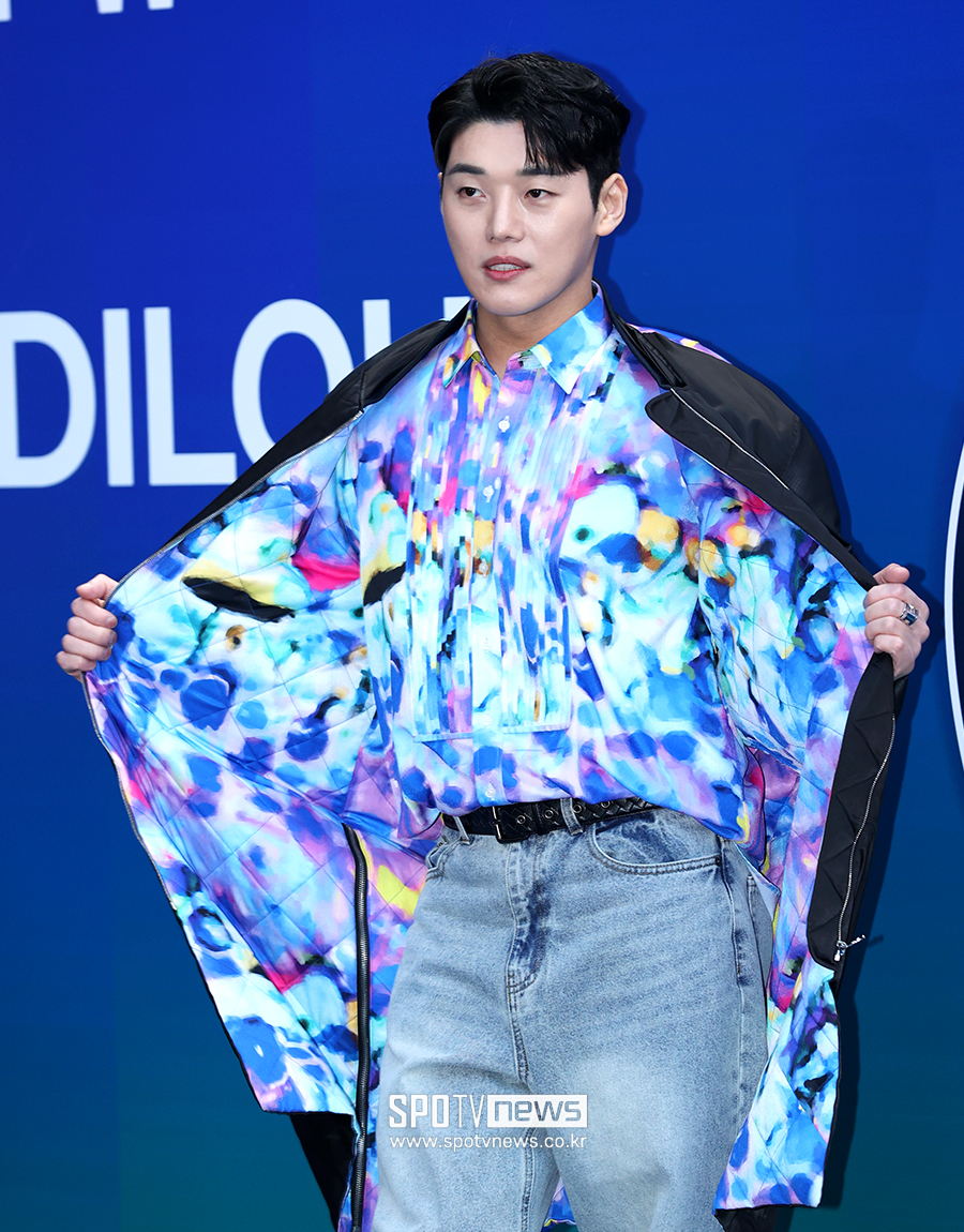 [포토S] 권혁수, '재킷 속 화려함 공개'