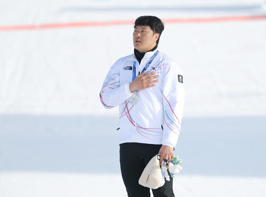 ▲ 대한민국의 동계 올림픽 첫 메달이 탄생했다. 스노보드 남자 평행대회에서 맏형 김상겸(37·하이원)이 은메달을 따내며 값진 수확을 올렸다. 김상겸은 8일(한국시간) 이탈리아 리비뇨 스노 파크에서 열린 2026 밀라노·코르티나담페초 동계올림픽 스노보드 남자 평행대회전 결승에서 벤야민 카를(오스트리아)에게 0.19초 차로 패해 은메달을 목에 걸었다. 이는 한국 선수단의 이번 대회 첫 메달이자, 동·하계를 통틀어 대한민국 올림픽 통산 400번째 메달이다. ⓒ연합뉴스