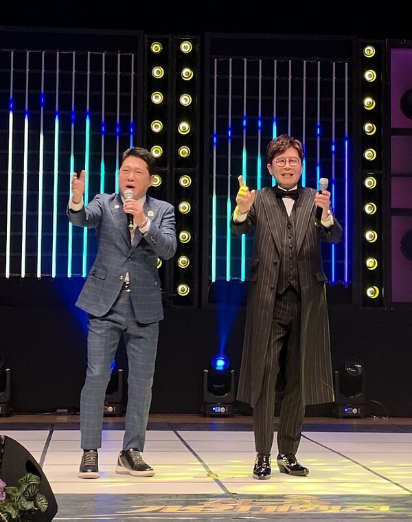 ▲ 이부영 '산다는게 좋다' 무대에 선배가수들이 동반 무대를 자청하는 사례가 잇따르면서 감동의 순간들이 펼쳐지고 있다. 제공|소속사