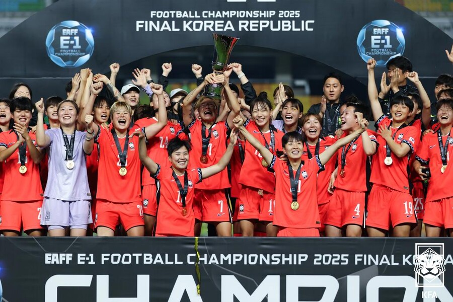 ▲ 대한축구협회는 신상우 감독이 이끄는 여자축구 국가대표팀의 2026 AFC 여자 아시안컵 참가 명단을 10일 확정 발표했으며 해외파 8명이 포함된 대표팀은 15일부터 코리아풋볼파크에서 소집훈련을 진행한 뒤 19일 호주로 출국해 3월 2일 이란과 조별리그 1차전을 치르고, 이번 대회 상위 6팀은 2027 브라질 여자월드컵 본선 진출권을 획득한다. ⓒ대한축구협회