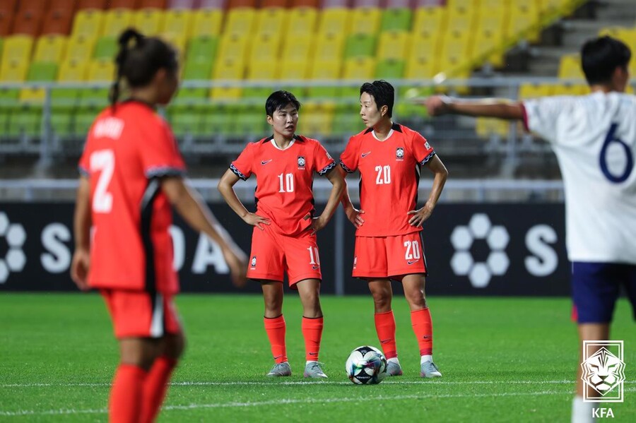 ▲ 대한축구협회는 신상우 감독이 이끄는 여자축구 국가대표팀의 2026 AFC 여자 아시안컵 참가 명단을 10일 확정 발표했으며 해외파 8명이 포함된 대표팀은 15일부터 코리아풋볼파크에서 소집훈련을 진행한 뒤 19일 호주로 출국해 3월 2일 이란과 조별리그 1차전을 치르고, 이번 대회 상위 6팀은 2027 브라질 여자월드컵 본선 진출권을 획득한다. ⓒ대한축구협회