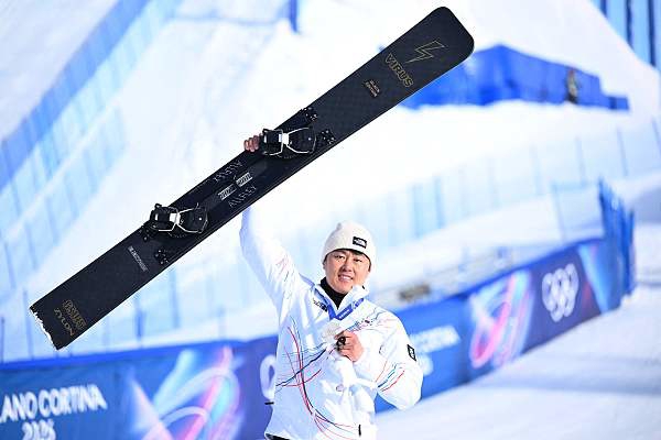 中도 감탄했다! 17→15→24위 설움 폭발…"37세 김상겸, 4수 끝에 집념의 은빛 질주" 밀라노 최대 반전 찬사