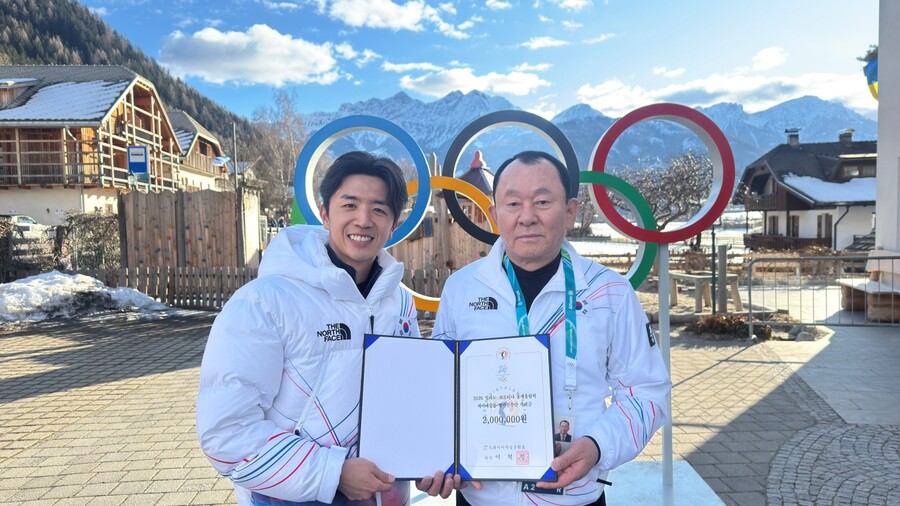 경기 출전을 앞둔 9일 최두진(왼쪽)에게 격려금을 전달한 이혁렬 회장. ⓒ대한바이애슬론연맹