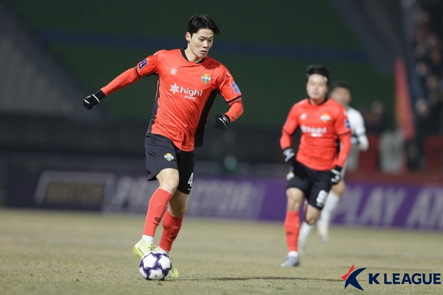 [현장 REVIEW] '강한 원팀', 中 챔피언 잘 몰아쳤는데...골만 없던 강원, 상하이와 0-0 무승부 → 울산 덕에 8위 진입