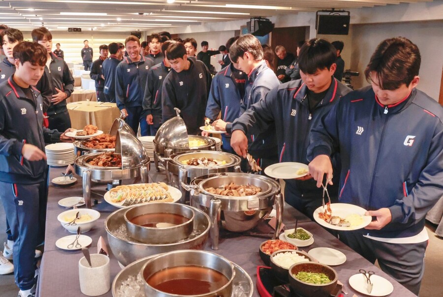 동빈이 형+롯데호텔의 전폭 지원! 선수단 특식 선물 "좋은 성적 내고, 더 열심히 하겠다"