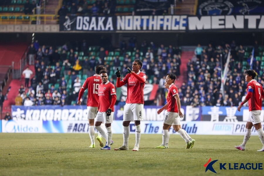 [현장 REVIEW] 2026년 첫 한일전 극장…‘조르지 짜릿 동점골’ 포항, 감바와 1-1 무승부 ‘ACL2 8강행 日에서 결판’