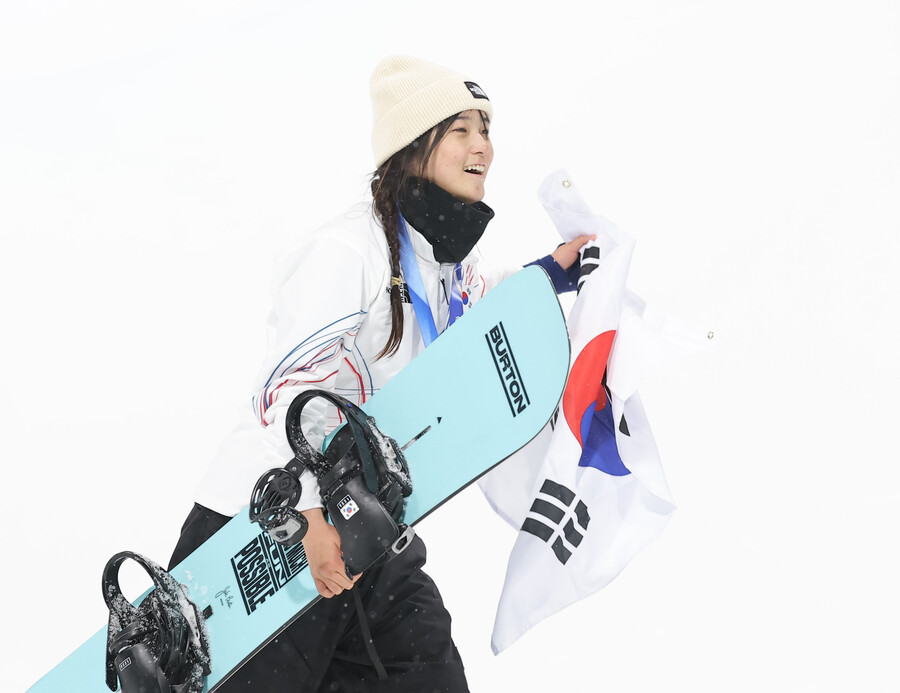 ▲ 13일 이탈리아 리비뇨 스노파크에서 열린 2026 밀라노·코르티나담페초 동계올림픽 스노보드 여자 하프파이프 결선에서 최가온은 최종 3차 시기 90.25점을 기록, 클로이 김(미국·88.00점)을 제치고 금메달을 목에 걸었다. 이번 대회 한국 선수단의 첫 금메달이자, 한국이 동계올림픽 설상 종목(스키·스노보드·바이애슬론 포함)에서 획득한 사상 첫 금메달이다. 한국 동계 스포츠가 빙상 중심에서 설상 종목으로 외연을 넓히는 상징적인 순간이었다. ⓒ연합뉴스