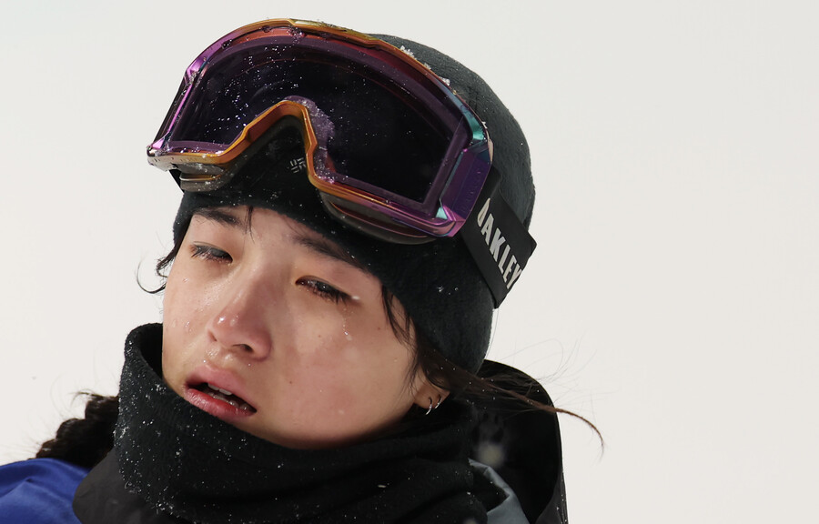 ▲ 13일 이탈리아 리비뇨 스노파크에서 열린 2026 밀라노·코르티나담페초 동계올림픽 스노보드 여자 하프파이프 결선에서 최가온은 최종 3차 시기 90.25점을 기록, 클로이 김(미국·88.00점)을 제치고 금메달을 목에 걸었다. 이번 대회 한국 선수단의 첫 금메달이자, 한국이 동계올림픽 설상 종목(스키·스노보드·바이애슬론 포함)에서 획득한 사상 첫 금메달이다. 한국 동계 스포츠가 빙상 중심에서 설상 종목으로 외연을 넓히는 상징적인 순간이었다. ⓒ연합뉴스
