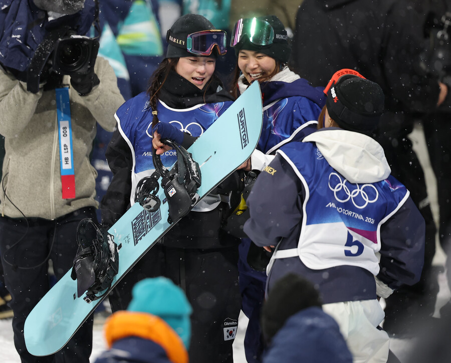 ▲ 13일 이탈리아 리비뇨 스노파크에서 열린 2026 밀라노·코르티나담페초 동계올림픽 스노보드 여자 하프파이프 결선에서 최가온은 최종 3차 시기 90.25점을 기록, 클로이 김(미국·88.00점)을 제치고 금메달을 목에 걸었다. 이번 대회 한국 선수단의 첫 금메달이자, 한국이 동계올림픽 설상 종목(스키·스노보드·바이애슬론 포함)에서 획득한 사상 첫 금메달이다. 한국 동계 스포츠가 빙상 중심에서 설상 종목으로 외연을 넓히는 상징적인 순간이었다. ⓒ연합뉴스