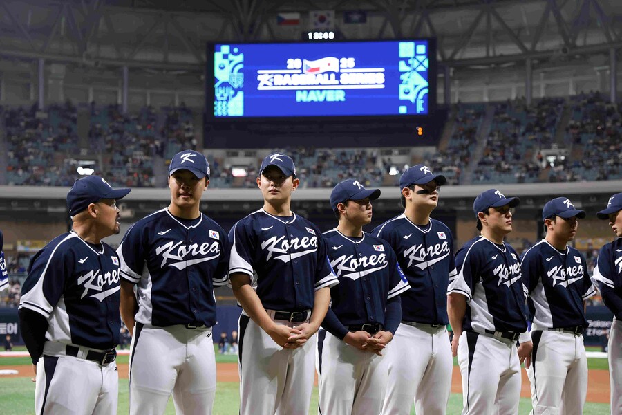 WBC 대표팀 선수단, 오키나와 훈련 캠프서 프로-스펙스 유니폼-훈련복 착용
