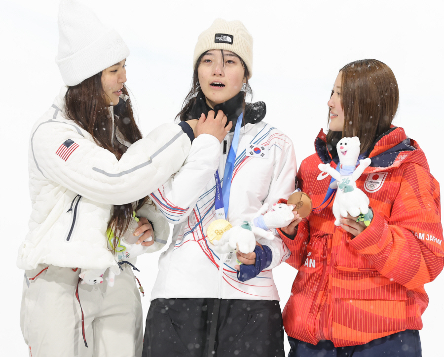 "가온아, 얼굴 잘 나와야지" 클로이 킴은 왜 최가온의 넥워머에 손을 댔나…우상의 사소한 배려가 남긴 감동