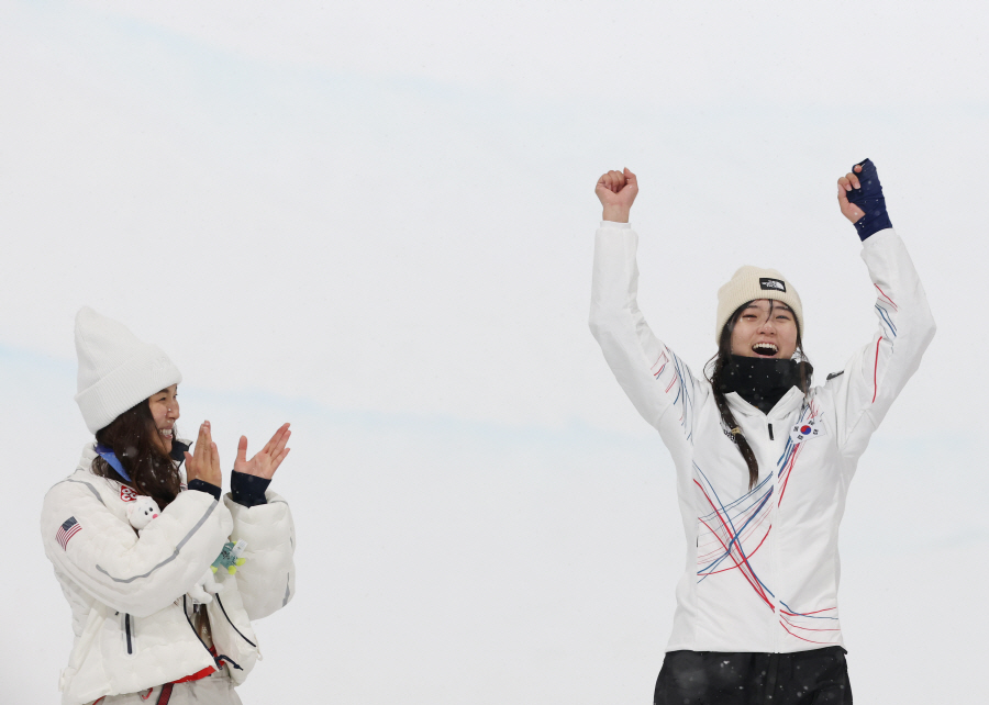 ▲ 최가온을 축하하고 있는 클로이 킴 ⓒ연합뉴스