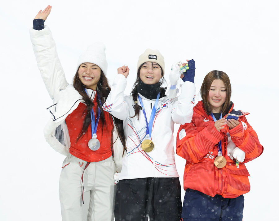 한국인 최가온 (금)-한국계 미국인 클로이 김(은)-한국어 잘하는 일본인(동)이 올랐던 시상대
