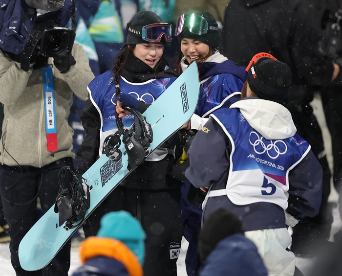 ▲ 이탈리아 리비뇨 스노파크에서 열린 2026 밀라노·코르티나담페초 동계 올림픽 스키 스노보드 여자 하프파이프 결선에서 최가온이 90.25점을 획득해 금메달을 획득한 뒤 미국의 클로이 김으로부터 축하를 받고 있다. ⓒ연합뉴스