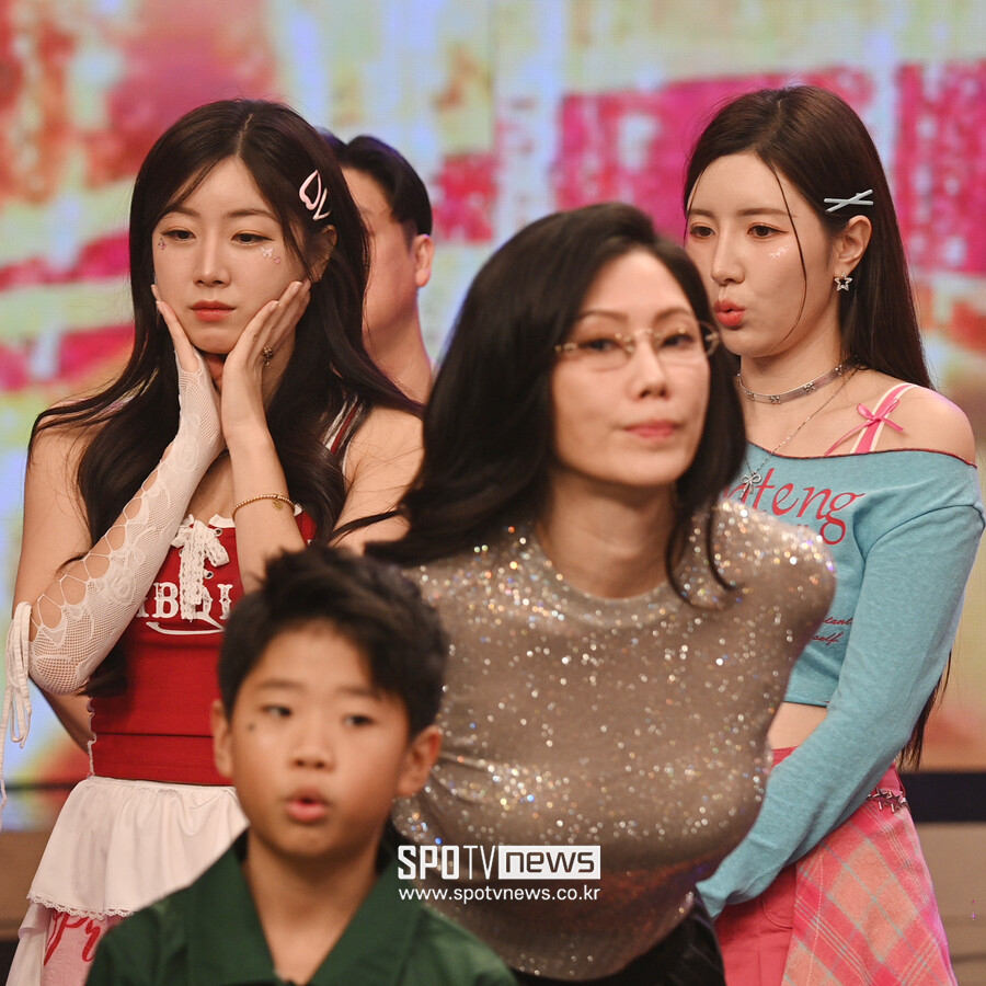 [포토] 치어리더 안지현-남민정 '대만 지상파 설 특집 출연, 긴장되네'