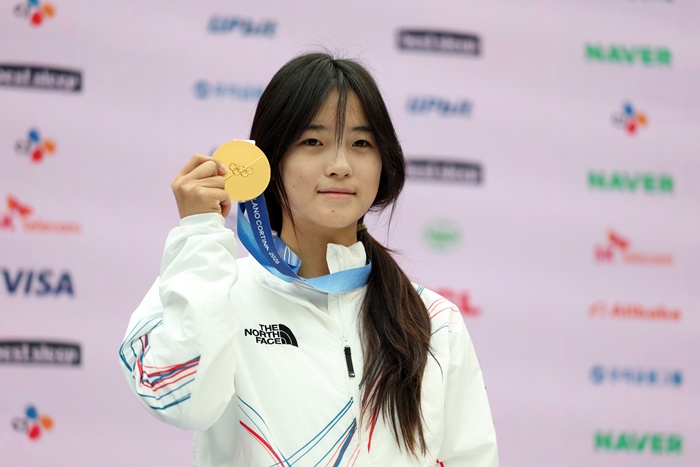 최가온이 돌아온다, '금메달’ 걸고 소박한 귀국 선언… “할머니 밥 먹고 파자마 파티 할래요”