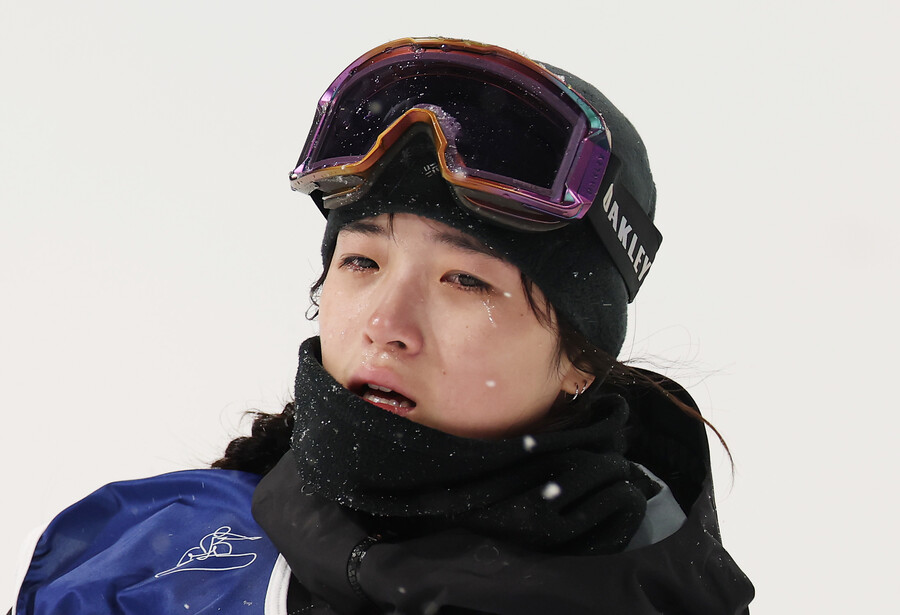 ▲ 이탈리아 리비뇨 스노파크에서 열린 2026 밀라노-코르티나담페초 동계올림픽 스노보드 여자 하프파이프 결승에서 최가온이 1차시기 실수한 뒤 눈물을 흘리고 있다.  ⓒ연합뉴스