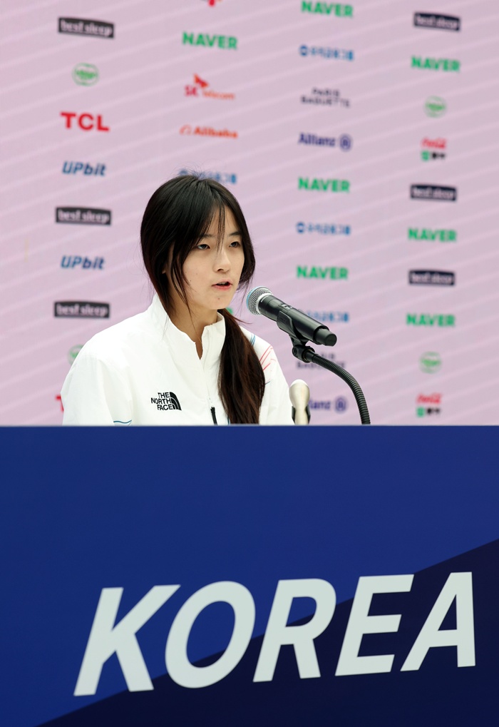 ▲ 2026 밀라노ㆍ코르티나담페초 동계올림픽 스노보드 여자 하프파이프에서 금메달을 차지한 최가온이 14일(현지시간) 이탈리아 밀라노 코리아하우스에서 열린 대한체육회 공식 기자회견에서 취재진 질문에 답하고 있다.  ⓒ연합뉴스