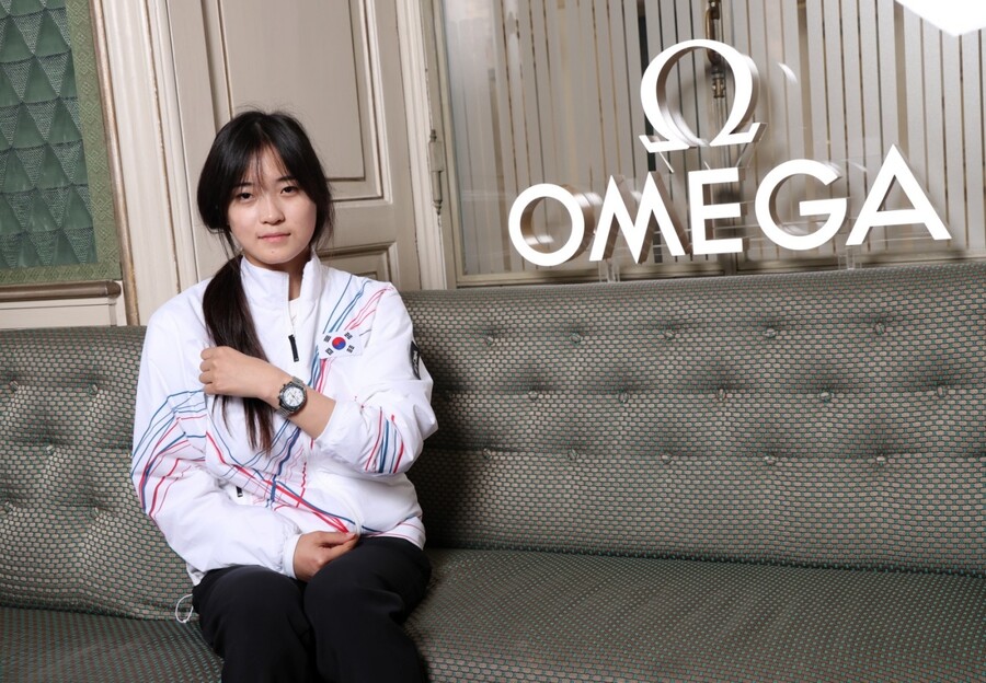 [올림픽] '첫金' 최가온, 오메가 시계 받아…"이 순간을 오래 기억하며 도전"